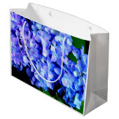 Elegantes lila Magenta Blumenhydrangea Große Geschenktüte (Rückseite Schrägansicht)