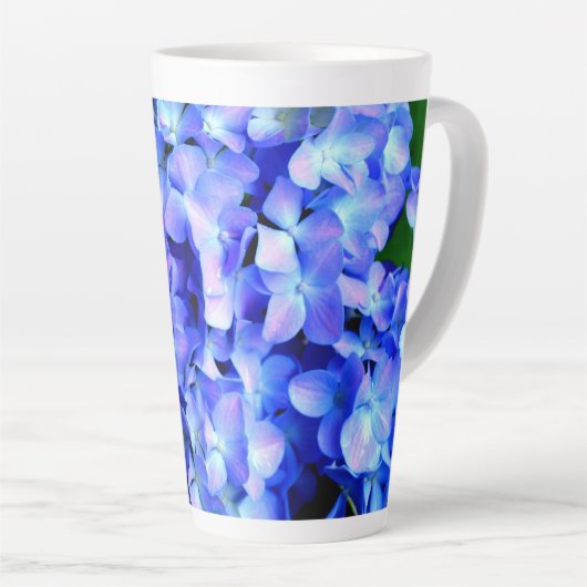 Elegantes lila Magenta Blumenhydrangea Milchtasse (Rechte Ecke)