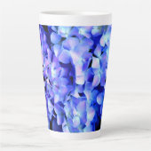 Elegantes lila Magenta Blumenhydrangea Milchtasse (Vorderseite)