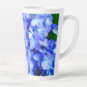 Elegantes lila Magenta Blumenhydrangea Milchtasse (Rechts)