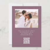 Elegantes Lila Monogram QR UAwg Hochzeit Einladung (Rückseite)