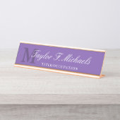 Elegantes Lila Monogramm und Name Schreibtischnamensplakette (Vorderseite )