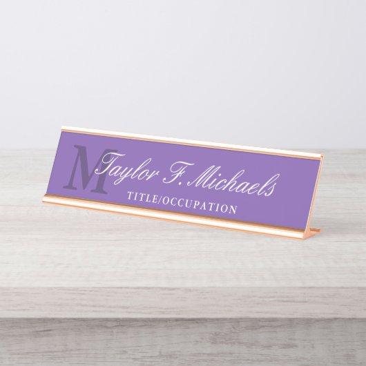 Elegantes Lila Monogramm und Name Schreibtischnamensplakette (Vorderseite )