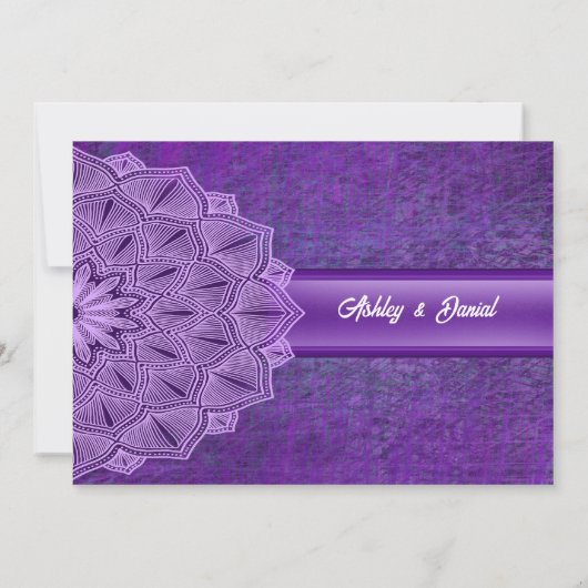 Elegantes Lila Script Mandala Rustic Wedding Einladung (Rückseite)
