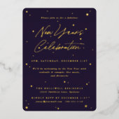 Elegantes Lila- und Gold-Scattered Stars New Year  Folieneinladung (Vorderseite)