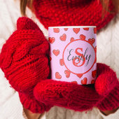 Elegantes lila und rotes Herzmuster mit Monogramm Kaffeetasse
