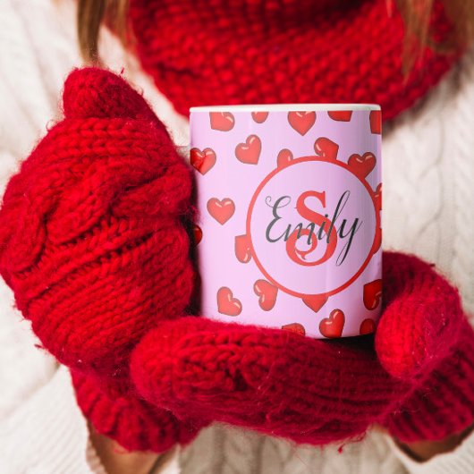 Elegantes lila und rotes Herzmuster mit Monogramm Kaffeetasse