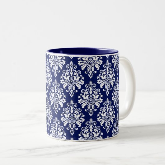 Elegantes Marine-Blau-und Weiß-Damast-Muster Zweifarbige Tasse (VorderseiteRechts)
