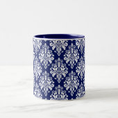 Elegantes Marine-Blau-und Weiß-Damast-Muster Zweifarbige Tasse (Mittel)