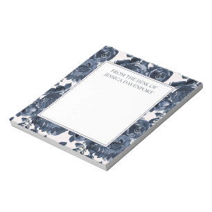 Elegantes Marineblau-Indigo-Blumenmuster auf Weiß  Notizblock