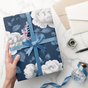 Elegantes marineblau-weißes Blumenmuster Geschenkpapier