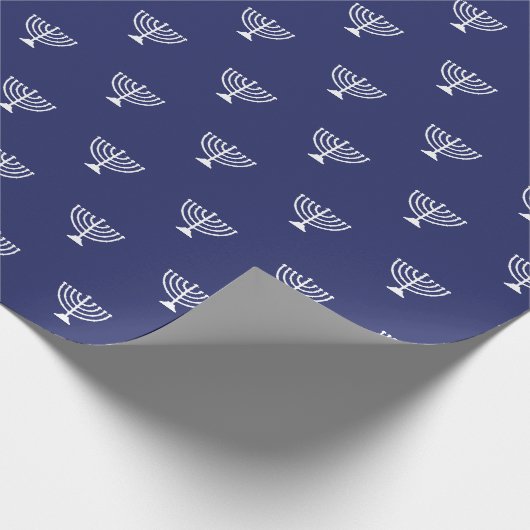 Elegantes marineblau-weißes jüdisches Menorahmuste Geschenkpapier (Ecke)