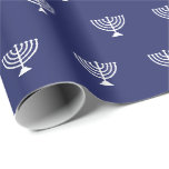 Elegantes marineblau-weißes jüdisches Menorahmuste Geschenkpapier<br><div class="desc">Elegantes marineblau-weißes jüdisches Menorahmuster einfaches minimalistisches modernes Geschenkpapier. Weiße Menorah Muster auf dunkelmarineblau blauem Hintergrund. Dieses Papier ist ideal für Hanukkah,  Chanukah,  Bar mitzvah,  Fledermaus Mitzvah,  Shabbat und jüdischen Feiertagen.</div>