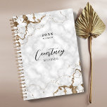 Elegantes Marmor- und Gold-Logo-Unternehmen 2023 Planer<br><div class="desc">Bleibe organisiert mit diesem eleganten Marmor und Gold Hintergrund 2023 Business-Planer. Personalisieren und fügen Sie Ihre Geschäftsdaten, Ihren Namen und ein Titeljahr 2023 (oder jedes Jahr). Sie können Ihr Logo auf der Rückseite sowie Ihre Geschäftskontakte und Social Media Links eintragen. Das ideale Geschenk, um Ihnen zu helfen, auf Ihrer Aufgabenliste...</div>
