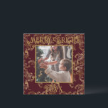 Elegantes Merry & Bright Foto Red Gold Vintag Feiertagskarte<br><div class="desc">Elegantes Vintages Rot mit goldbraunen Mustern Merry & Bright Typografie. Ein wunderschönes Brocade gestresstes Design mit Ihrem Lieblings-Foto in der Mitte. Personalisieren Sie Ihre Nachricht und Ihren Namen auf der Rückseite. Die perfekte Urlaubskarte.</div>