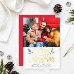 Elegantes Merry Christmas Gold Brushed Script-Foto Folien Feiertagskarte<br><div class="desc">Auf der Holiday Fotokarte finden Sie die moderne Goldfolie "Merry Christmas" gebürsteter Kalligrafietext mit grünen und roten Shelly Bery Designakzenten. Personalisieren Sie die Begrüßung und die Familiennamen der "und glücklichen neuen Jahre" mit Ihrer eigenen Formulierung. Ein optionales quadratisches Bonus-Foto zieht die Kartenrückseite an. Passen Sie die festliche rote Hintergrundfarbe an,...</div>
