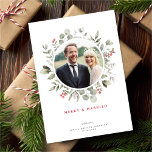 Elegantes Merry & Verheiratet Greenery Wreath Foto<br><div class="desc">Diese elegante und festliche Urlaubskarte bietet einen wunderschönen Aquarellkranz mit Heiligen, Eukalyptus und Beeren auf klassisch weißem Hintergrund. Das ausgeschnittene Foto ist rund. Der bearbeitbare Gruß auf der Vorderseite sagt "MERRY & VERHEIRATET". Die Rückseite der Karte ist eine festliche rote Farbe. Sie können auch ein anderes Foto und/oder einen zusätzlichen...</div>