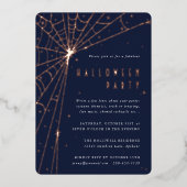 Elegantes Midnight Blue Spider Web-Halloween-Party Folieneinladung (Vorderseite)