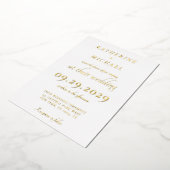 Elegantes Minimal Weiß Hochzeit Gold Folieneinladung (Gedreht)