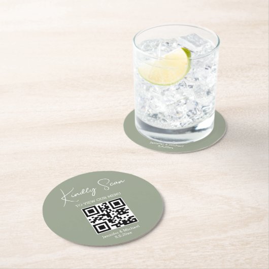 elegantes minimales Qr-Code Hochzeitsmenü grün wei Runder Pappuntersetzer (Vor Ort)
