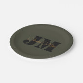 Elegantes minimalistisches dunkles Oliven-Monogram Pappteller (Schrägansicht)