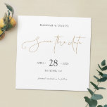 Elegantes Minimalistisches Modernes Gold Save the  Magneteinladung<br><div class="desc">Diese schlichte quadratische Hochzeit speichern die Datumskarte Features "Save the Date" ist in einem lebendigen modernen, entspannten Skript in einem eleganten goldenen Ton namens California Gold. Dieses Skriptelement des Designs kann nicht geändert werden. Der andere Text ist ein Mix aus schwarz, leicht abgemildert schwarz und dunkelgrau standardmäßig. Sie können die...</div>