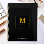 Elegantes Minimalistisches Monogram Black Planer<br><div class="desc">Passen Sie den Text an und erstellen Sie einfach Ihren personalisierten Planer. Klicken Sie auf ENTWURF BEARBEITEN, um die Hintergrundfarbe oder Textfarbe zu ändern. Sie können dieses Design auf andere Zazzle-Produkte übertragen und an die meisten Zazzle-Produkte anpassen. Standard Studio-Designs werden in hochauflösender Grafik für berufliche Drucke erstellt. Vielen Dank, dass...</div>