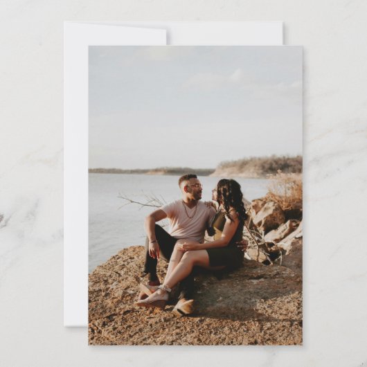 Elegantes Minimalistisches Overlay 2 Foto Script H Einladung (Rückseite)