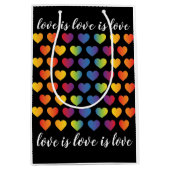 Elegantes Minimalistisches Rainbow Heart Design Mittlere Geschenktüte (Vorderseite)