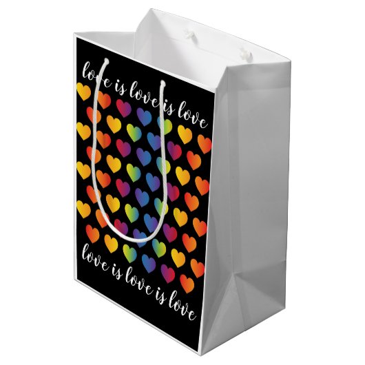 Elegantes Minimalistisches Rainbow Heart Design Mittlere Geschenktüte (Rückseite Schrägansicht)