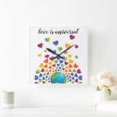 Elegantes Minimalistisches Rainbow Herzdesign Quadratische Wanduhr (Zuhause)