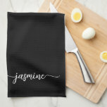 Elegantes Minimalistisches Schwarzes Monogramm-Nam Geschirrtuch<br><div class="desc">Moderne saubere Schwarz Elegant Minimalistische Feminine Monogram Name Signature Script Custom Personalisiert Kitchen Handtuch. Dieses Design mit Ihrem Vornamen in einem hübschen handgeschriebenen Stil Swash Schwanz Schriftart Signatur Typografie (oder Kalligrafie) weiße Skript auf schwarzen Farbhintergrund. Diese sind einfach zu anpassen. Große stilvolle feminine Hauswärmeschenke, auch zum Geburtstag, Muttertag, Hochzeit, Brautparty...</div>