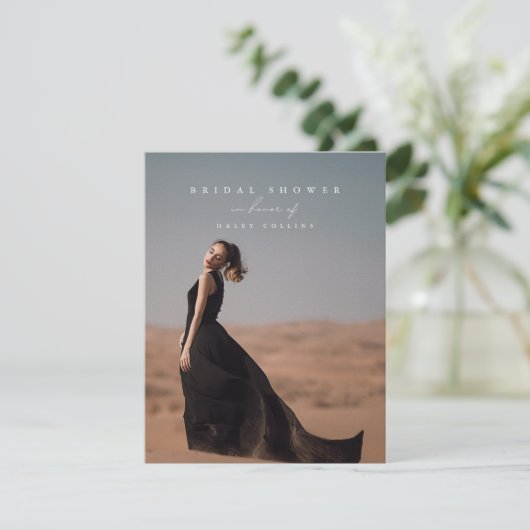 Elegantes Minimalistisches Script Foto Chic Brautp Einladung (Stehend Vorderseite)