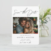 Elegantes Minimalistisches Skript Zwei Foto Save t Save The Date (Stehend Vorderseite)