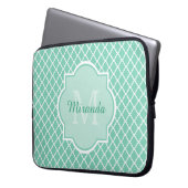 Elegantes Minze grünes Quatrefolienmonogramm mit N Laptopschutzhülle (Vorderseite Links)