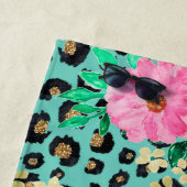 Elegantes Minze Leopard Print und Blumendesign Strandtuch (Beispiel)