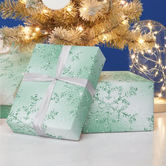 Elegantes Modern Green Christmas Snowflake Muster Geschenkpapier (Feiertage)