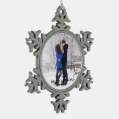 Elegantes Modern Minimal Weihnachtskuppel Foto Schneeflocken Zinn-Ornament (Links)