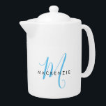 Elegantes Modern White Sky Blue Script Monogram<br><div class="desc">Elegante moderne White Sky Blue Script Monogram Teekanne. Ein elegantes Himmelblau-Skript-Monogramm kombiniert mit einem sauberen schwarzen San-Serif-Schriftart sorgt für einen zeitgemäßen Look.</div>