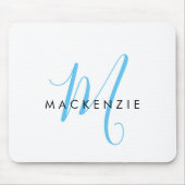 Elegantes Modern White Sky Blue Script Monogram Mousepad (Vorne)