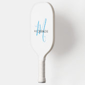 Elegantes Modern White Sky Blue Script Monogram Pickleball Schläger (Links)
