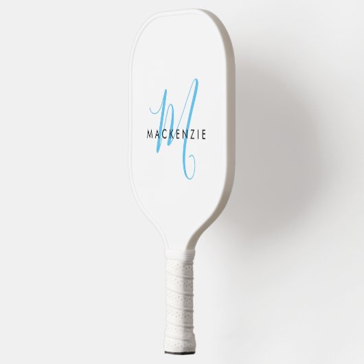 Elegantes Modern White Sky Blue Script Monogram Pickleball Schläger (Links)