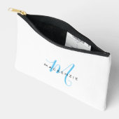 Elegantes Modern White Sky Blue Script Monogram Zubehörtasche (Offen)