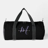 Elegantes, modernes Black Lavender Script Monogram Duffle Bag (Rückseite)