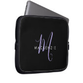 Elegantes, modernes Black Lavender Script Monogram Laptopschutzhülle (Vorne Rechts)
