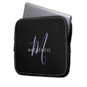 Elegantes, modernes Black Lavender Script Monogram Laptopschutzhülle (Vorderseite Links)
