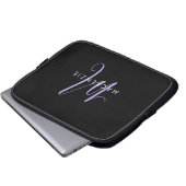 Elegantes, modernes Black Lavender Script Monogram Laptopschutzhülle (Vorne Knopf)