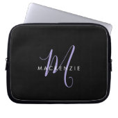 Elegantes, modernes Black Lavender Script Monogram Laptopschutzhülle (Vorderseite)