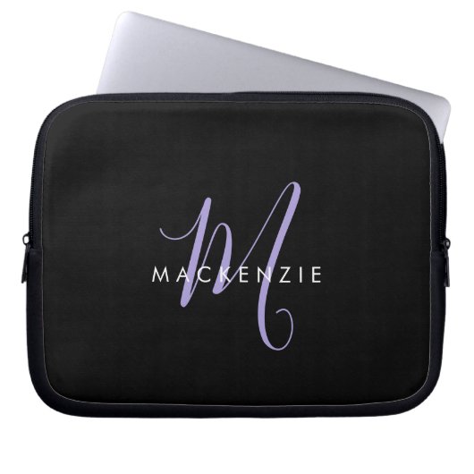 Elegantes, modernes Black Lavender Script Monogram Laptopschutzhülle (Vorderseite)