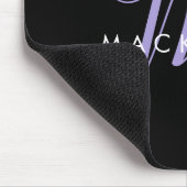 Elegantes, modernes Black Lavender Script Monogram Mousepad (Ecke)